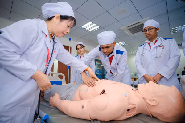 Sinh viên quốc tế Y khoa trong giờ thực hành. Ảnh: HIU.