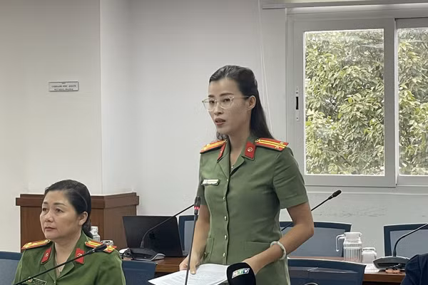 Trung tá Nguyễn Khánh Hồng thông tin về hoạt động quảng cáo website đánh bạc liên quan đến người nổi tiếng tại họp báo. Ảnh: Hà An.