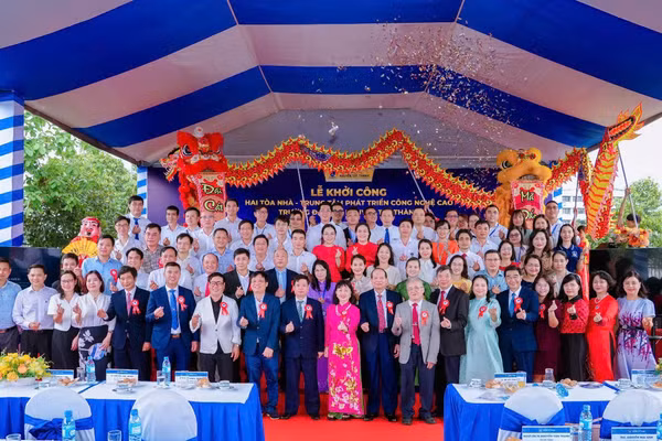 Các đại biểu tại lễ khởi công 2 tòa nhà của Trường Đại học Nguyễn Tất Thành. Ảnh: NTTU.