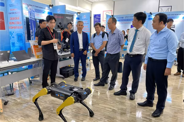 Robot được giới thiệu tại Techmart chuyên ngành sản xuất thông minh. Ảnh: Hà An.