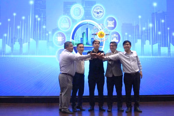 Đại diện các đơn vị tổ chức thực hiện nghi thức công bố cuộc thi Smart City 2025. Ảnh: Phúc Uyên.