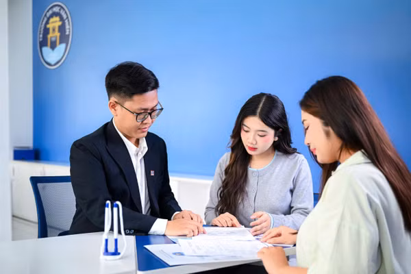 Hoạt động tư vấn tuyển sinh tại Trường Đại học Văn Hiến. Ảnh: VHU.