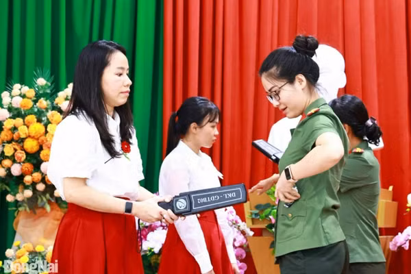 Công an Đồng Nai hướng dẫn cán bộ coi thi sử dụng máy quét thiết bị điện tử bị cấm mang vào phòng thi. Ảnh: Báo và PTTH Đồng Nai.