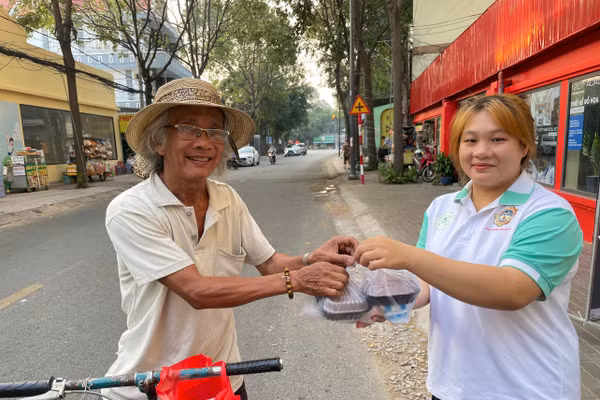 Sinh viên phát xôi miễn phí tặng người nghèo. Ảnh: Hà An.