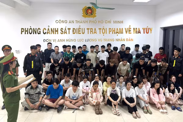 Công an đọc lệnh khởi tố các đối tượng trong đường dây ma túy tại quán bar Revo (phường Vũng Tàu). Ảnh: Công an TPHCM.