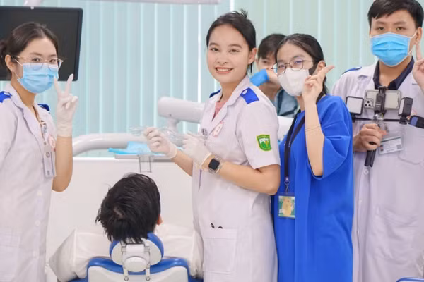 Sinh viên Trường Đại học Y khoa Phạm Ngọc Thạch trong giờ thực hành. Ảnh: NTCC.
