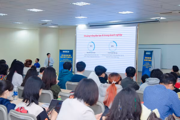 TS Nguyễn Trần Sỹ cập nhật số liệu về xu hướng ứng dụng AI trong công việc tại hội thảo. Ảnh: HIU.