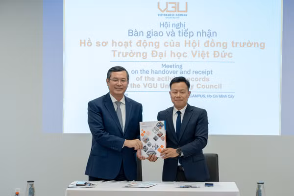 Nghi thức bàn giao chức Chủ tịch Hội đồng trường Trường Đại học Việt Đức. Ảnh: VGU.