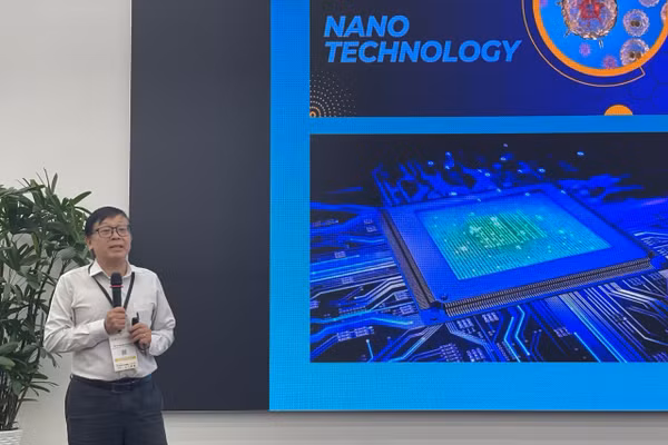 GS.TS Nguyễn Cửu Khoa chia sẻ về nghiên cứu công nghệ nano trong y học tại hội nghị. Ảnh: Hà An.