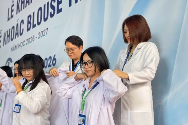 Thầy cô khoác blouse trắng cho tân sinh viên. Ảnh: Hà An.
