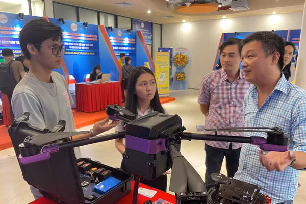 Máy bay không người lái trưng bày một triển lãm tại Sở Khoa học và Công nghệ TPHCM. Ảnh: Hà An.