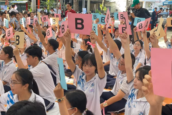 Học sinh Trường THPT Dĩ An tham gia sân chơi "Rung chuông vàng" tìm hiểu kiến thức tài chính. Ảnh: Hà An.