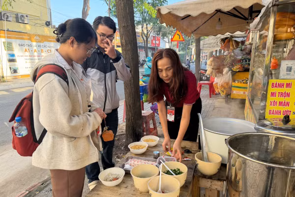 Sinh viên nhận phần ăn miễn phí sáng 5/6. Ảnh: Hà An.