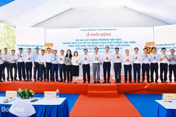 Bộ trưởng Hoàng Minh Sơn cùng đoàn công tác của Bộ GD&ĐT và lãnh đạo TP Đồng Nai tại lễ khởi động dự án Trường TH-THCS-THPT Tân Triều. Ảnh: Báo và PTTH Đồng Nai.