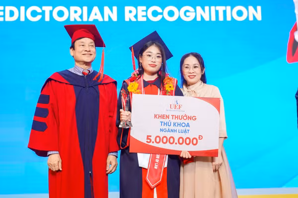 Thủ khoa Phạm Phương Doanh tại lễ tốt nghiệp. Ảnh: UEF.