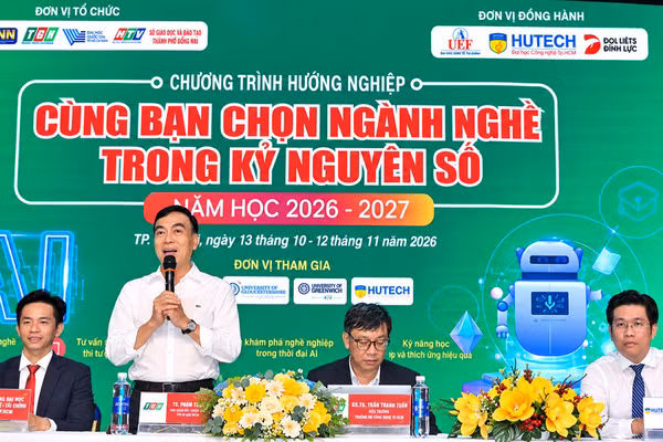 Chuyên gia tư vấn hướng nghiệp cho thí sinh tại TP Đồng Nai.