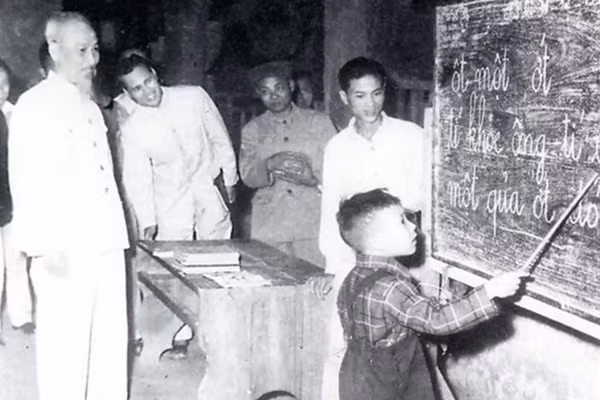 Chủ tịch Hồ Chí Minh trong một lớp học vỡ lòng ở Hàng Than, Hà Nội. Ảnh: Tư liệu.
