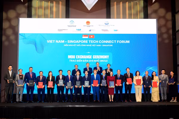 Nghi thức ký kết giữa Trường Đại học Văn Lang và Đại học Quốc gia Singapore. 