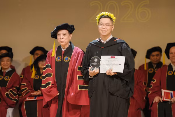 Phạm Gia Kiệt (phải) được tuyên dương trong lễ tốt nghiệp tại Trường Đại học Quốc tế Sài Gòn. Ảnh: SIU.
