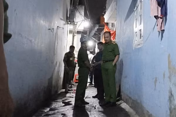 Lực lượng chức năng có mặt ở con hẻm nơi xảy ra cháy. (Ảnh: Phúc Uyên).