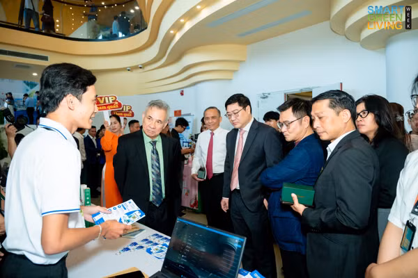 Các đại biểu tham quan các gian hàng công nghệ tại sự kiện. Ảnh: Phúc Uyên.