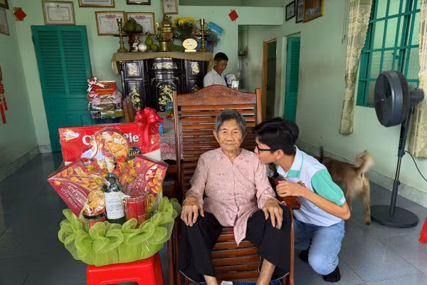 Sinh viên thăm hỏi, trò chuyện cùng Mẹ Việt Nam Anh hùng tại TP Đồng Nai. Ảnh: Phúc Uyên.