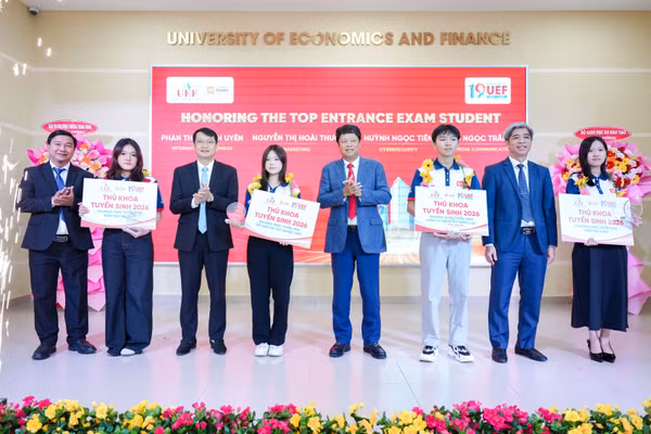 Trường Đại học Kinh tế - Tài chính TPHCM tuyên dương, khen thưởng tân sinh viên thủ khoa đầu vào. Ảnh: UEF.