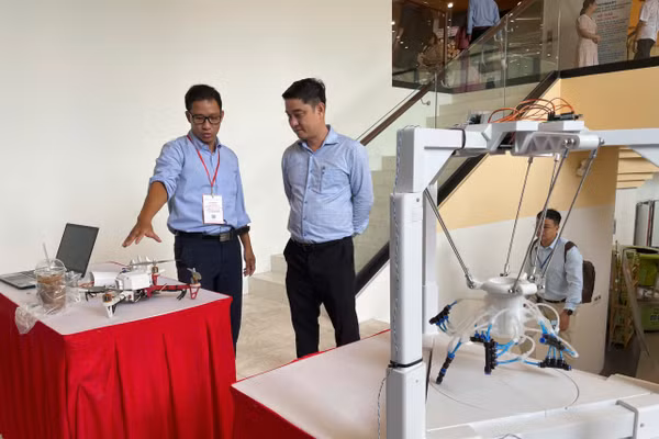 Gian hàng triển lãm của trường đại học tại Techmart chuyên ngành công nghệ xanh và tuần hoàn. Ảnh: Hà An.