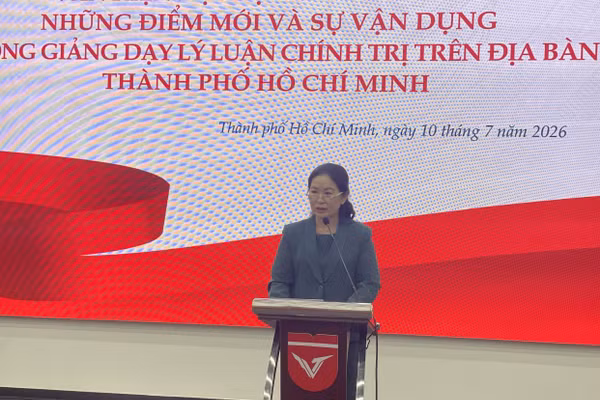 Bà Bùi Thị Vân Anh, Chủ tịch Hội đồng trường Trường Đại học Văn Lang phát biểu tại hội nghị. Ảnh: Hà An.