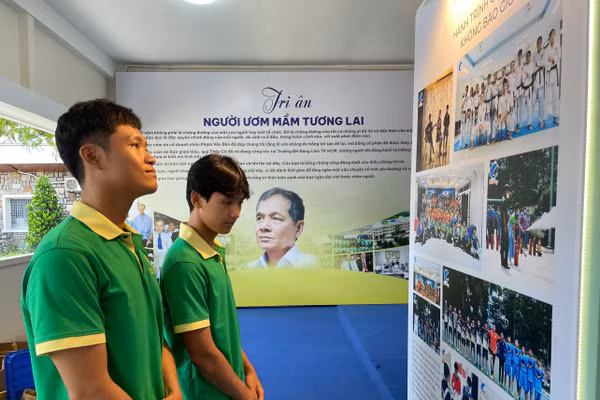 Sinh viên tham quan không gian giới thiệu quá trình xây dựng và phát triển Ký túc xá Cỏ May. Ảnh: Hà An.