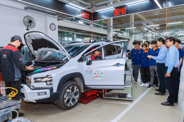 Sinh viên Trường Cao đẳng Công nghệ cao Đồng An tham quan xưởng sửa chữa ô tô. Ảnh: DAP.