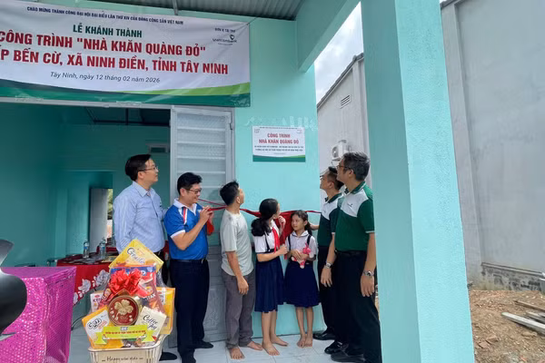 Nghi thức khánh thành nhà mới cho 2 nữ sinh nghèo ở xã vùng biên giới tỉnh Tây Ninh. Ảnh: Hà An.