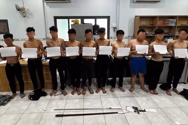 2 nhóm thiếu niên tại cơ quan công an. Ảnh: (Công an TPHCM).
