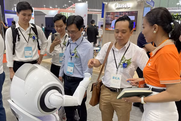 Robot lễ tân được giới thiệu tại triển lãm. Ảnh: Hà An.