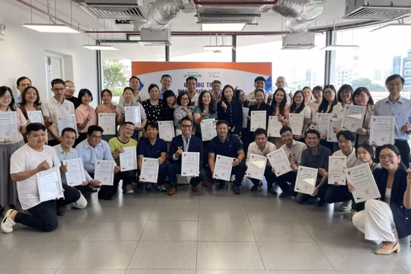 Các học viên khóa huấn luyện mentor được cấp giấy chứng nhận sau khi hoàn thành khóa học. Ảnh: Hà An.