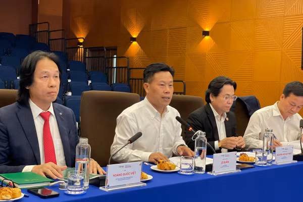 Thứ trưởng Bộ GD&ĐT Lê Quân phát biểu tại tọa đàm. Ảnh: Hà An.