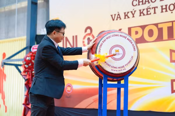 GS.TS Nguyễn Quốc Hưng, Hiệu trưởng Trường Đại học Công nghệ Miền Đông thực hiện nghi thức đánh trống khai giảng. Ảnh: NTCC.