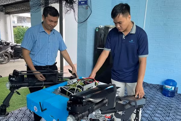 Giảng viên, sinh viên Trường Đại học Công nghệ Kỹ thuật TPHCM chế tạo drone nông nghiệp. Ảnh: Hà An.