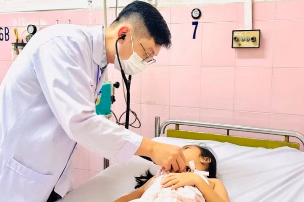 Bác sĩ Bệnh viện Nhân dân Gia Định chăm sóc học sinh nghi ngộ độc thực phẩm. Ảnh: BVCC.