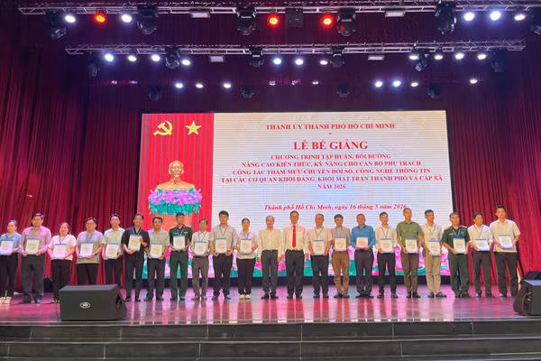 Các học viên tham gia khóa đào tạo nhận giấy chứng nhận. Ảnh: Hà An.