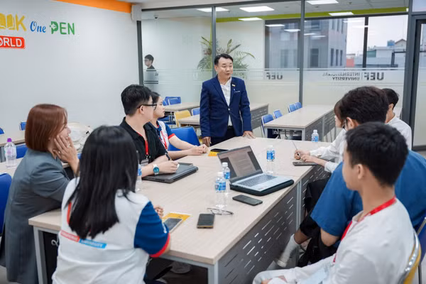 Doanh nghiệp đóng vai trò cố vấn, định hướng các vấn đề từ thực tiễn cho sinh viên. Ảnh: NTCC.