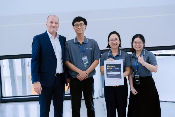 Các thành viên dự án RetriV giành giải Nhất cuộc thi và GS René Thiele, Hiệu trưởng Trường Đại học Việt Đức (trái). Ảnh: BTC.