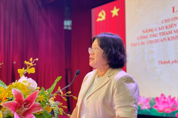 Phó Bí thư Thành ủy TPHCM Văn Thị Bạch Tuyết phát biểu khai mạc khóa tập huấn. Ảnh: Hà An.