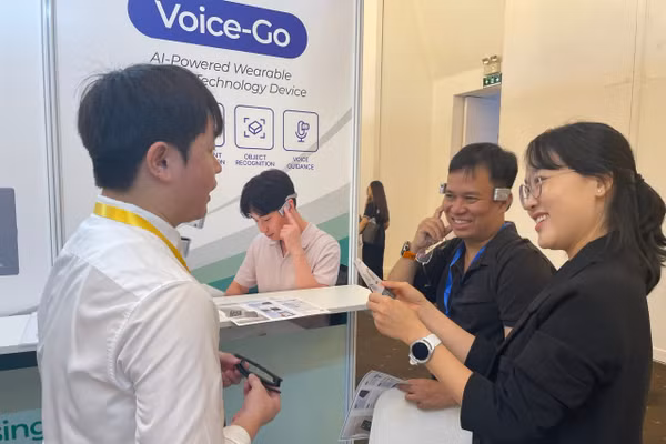 Khách tham quan trải nghiệm các sản phẩm công nghệ tại khu vực triển lãm. Ảnh: Hà An.