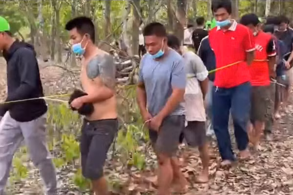 Các nghi can đánh bạc được đưa về cơ quan Công an để điều tra, xử lý. (Ảnh: Công an TPHCM).
