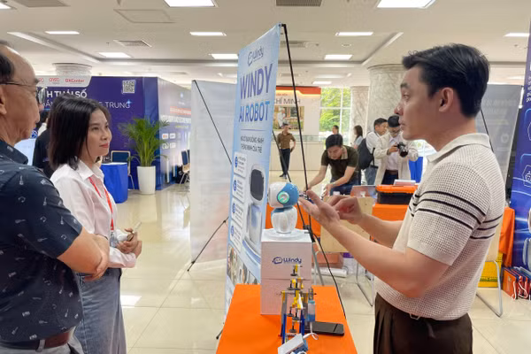 Các sản phẩm lĩnh vực trí tuệ nhân tạo tham gia triển lãm trong khuôn khổ hội thảo. Ảnh: Hà An.