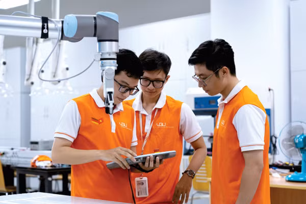 Sinh viên Trường Đại học Việt Đức trong giờ thực hành. Ảnh: NTCC.