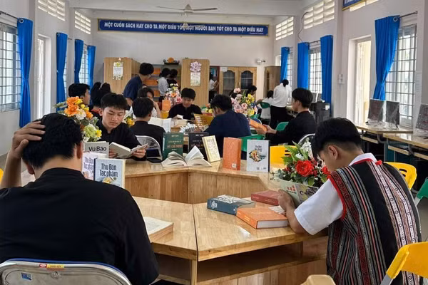 Học sinh Trường PTDTNT tỉnh Đồng Nai đọc sách tại thư viện. Ảnh: NTCC.