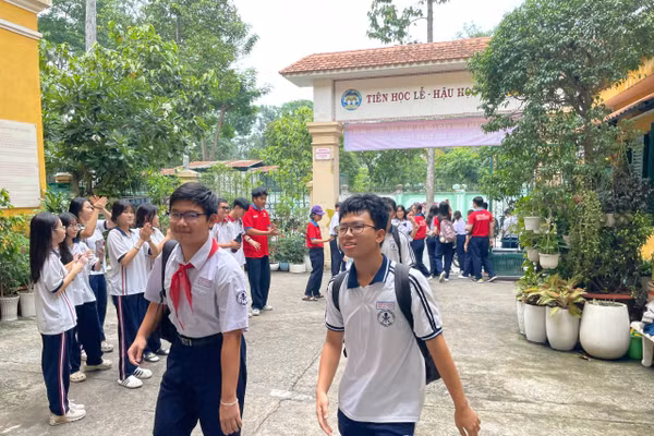 Học sinh bước vào thi môn chuyên tại điểm thi Trường THPT Trưng Vương. Ảnh: Hà An.