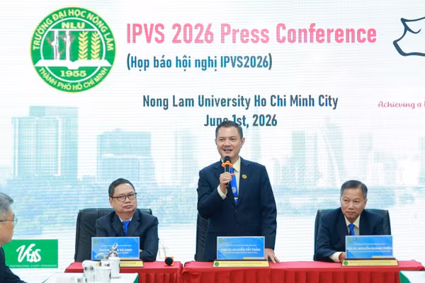 PGS.TS Nguyễn Tất Toàn, Hiệu trưởng Trường Đại học Nông Lâm TPHC chia sẻ thông tin tại hội nghị. Ảnh: BTC.